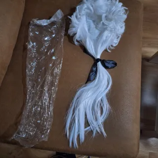 Peluca época y cuello blanco