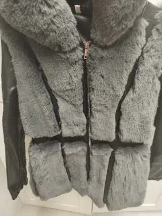 Abrigo pelo y polipiel gris y negro