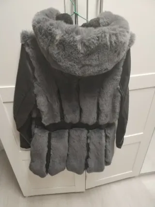 Abrigo pelo y polipiel gris y negro