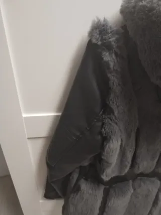 Abrigo pelo y polipiel gris y negro