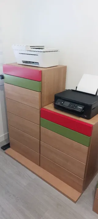 Cajoneras de madera con detalles de color