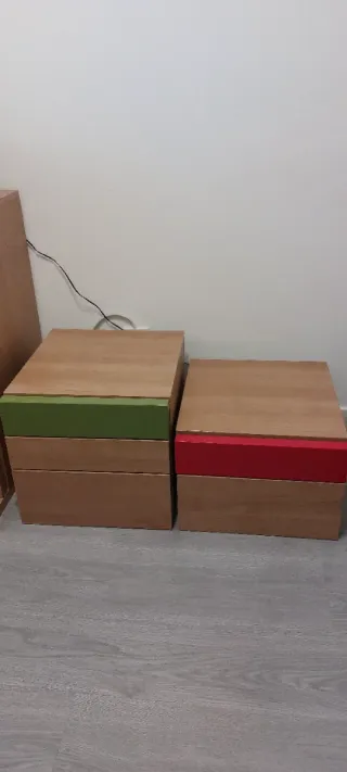 Cajoneras de madera con detalles de color