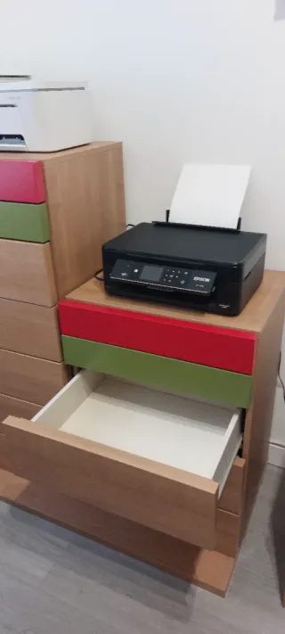 Cajoneras de madera con detalles de color