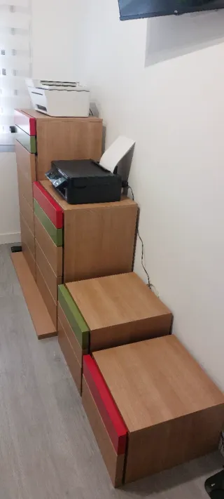 Cajoneras de madera con detalles de color