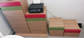 Cajoneras de madera con detalles de color