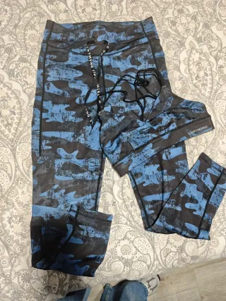 Conjunto deportivo camuflaje azul y negro