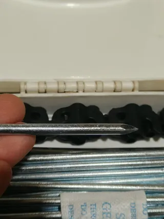 Valigetta con 20 picchetti resistenti per tende da campeggio