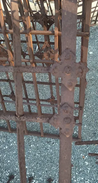 Reja antigua de hierro macizo