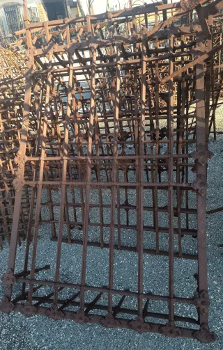 Reja antigua de hierro macizo