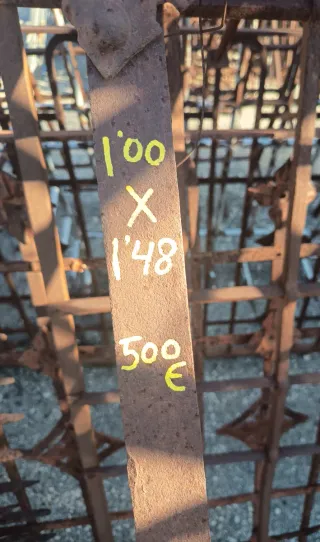 Reja antigua de hierro macizo