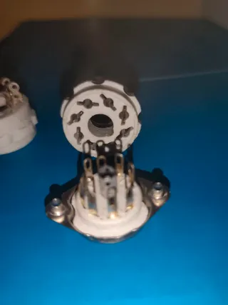 Zoccoli per valvole radio