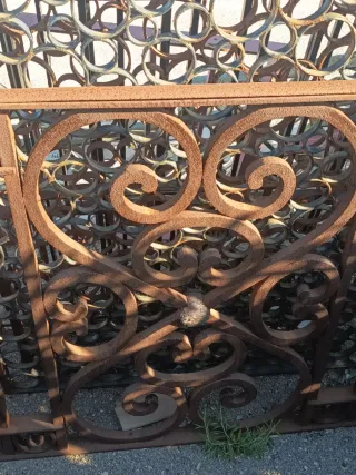 Balcón antiguo de hierro forjado