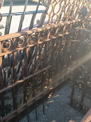 Balcón antiguo de hierro forjado