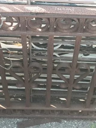 Balcón antiguo de hierro forjado