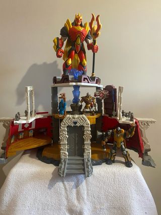 Torre Gormiti y muñecos