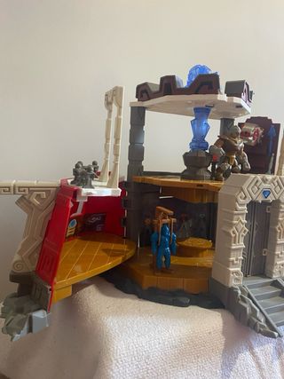 Torre Gormiti y muñecos