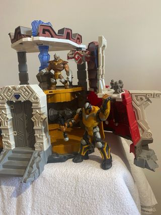 Torre Gormiti y muñecos