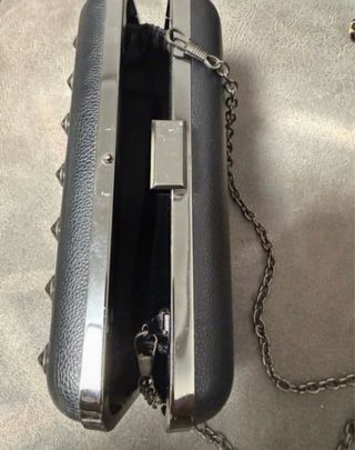 Gorra, bolso y guantes tachuelas leopardo