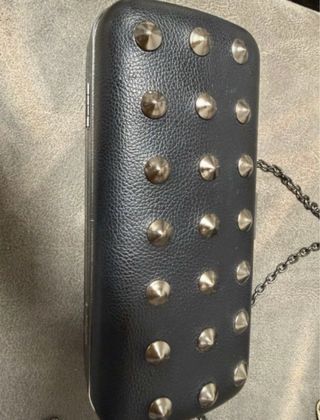 Gorra, bolso y guantes tachuelas leopardo