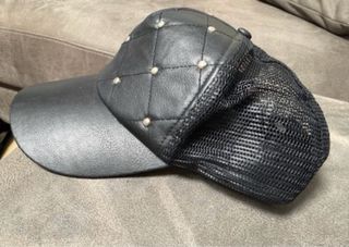 Gorra, bolso y guantes tachuelas leopardo