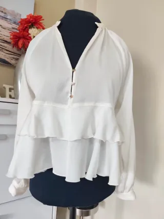 Blusa blanca con volantes