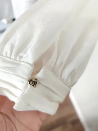 Blusa blanca con volantes