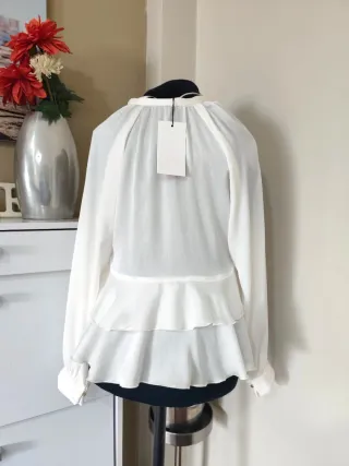 Blusa blanca con volantes