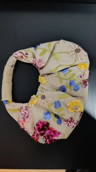 Bolso de mano con lentejuelas y flores