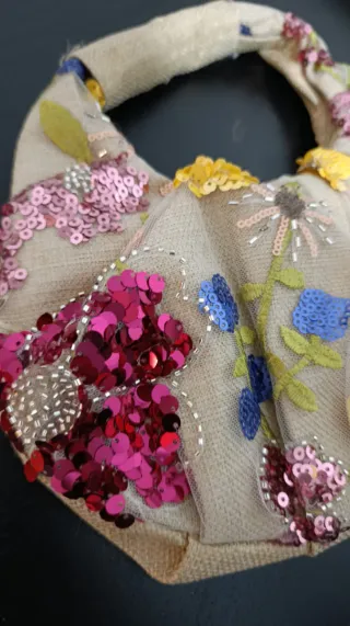 Bolso de mano con lentejuelas y flores