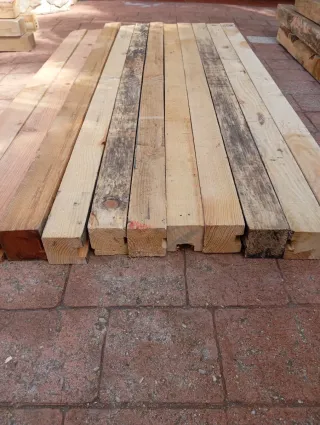 Listones, vigas, postes, palos, puntales de madera