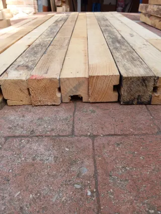 Listones, vigas, postes, palos, puntales de madera