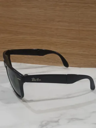 Occhiali da sole neri e verdi