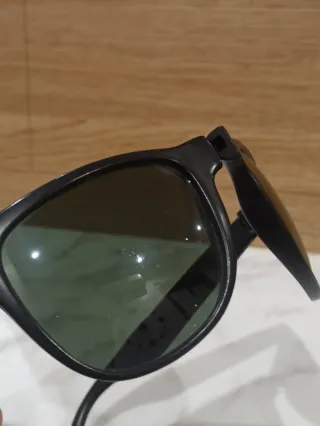 Occhiali da sole neri e verdi