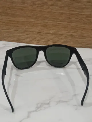 Occhiali da sole neri e verdi