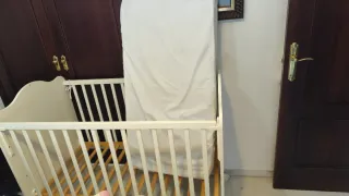 Cuna de madera blanca con colchón