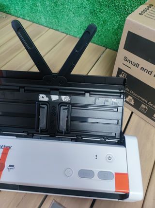 Scanner compatto Brother ADS-1200 con ADF