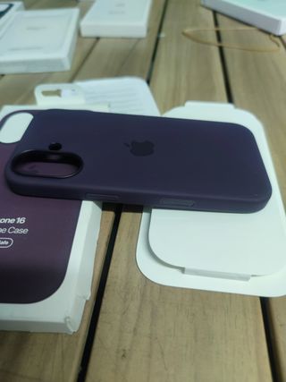 Funda de silicona con MagSafe para el iPhone 16 - Ciruela