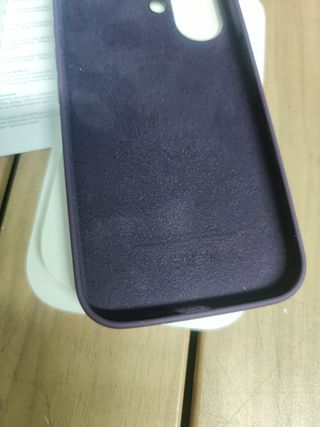 Funda de silicona con MagSafe para el iPhone 16 - Ciruela