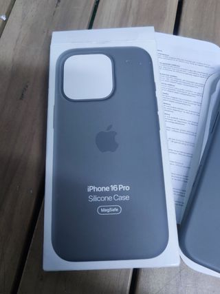 Funda de silicona con MagSafe para el iPhone 16 Pro - Gris piedra