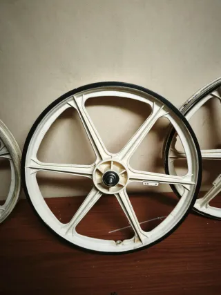 Llantas BH California Plástico 20"