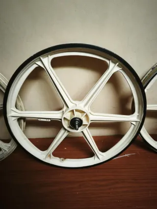 Llantas BH California Plástico 20"