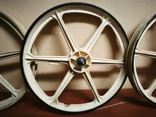 Llantas BH California Plástico 20"