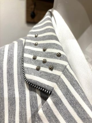 Blazer de punto rayas grises y blancas