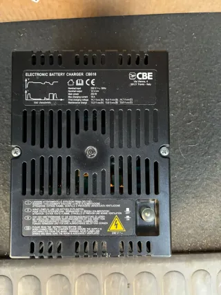 Cargador CBE CB516 12V 16A Autocaravana Camper