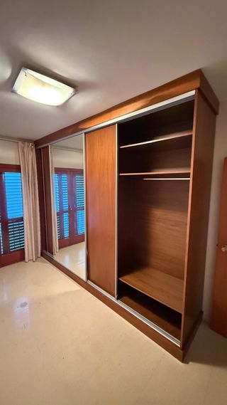 Guardaroba in legno con ante scorrevoli