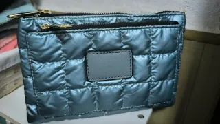 Monedero acolchado azul y plateado
