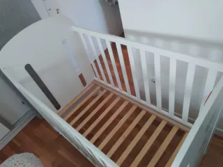 Cuna blanca con motivos y colchón