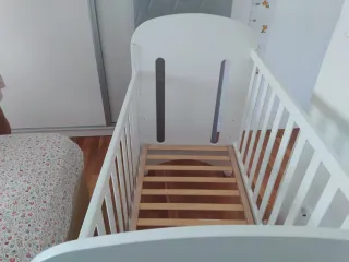 Cuna blanca con motivos y colchón