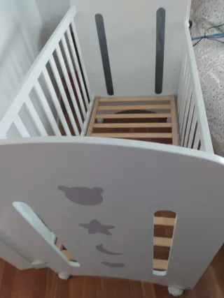 Cuna blanca con motivos y colchón