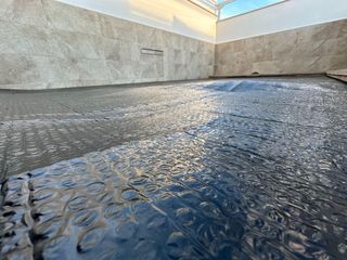 Plástico burbujas piscina negro